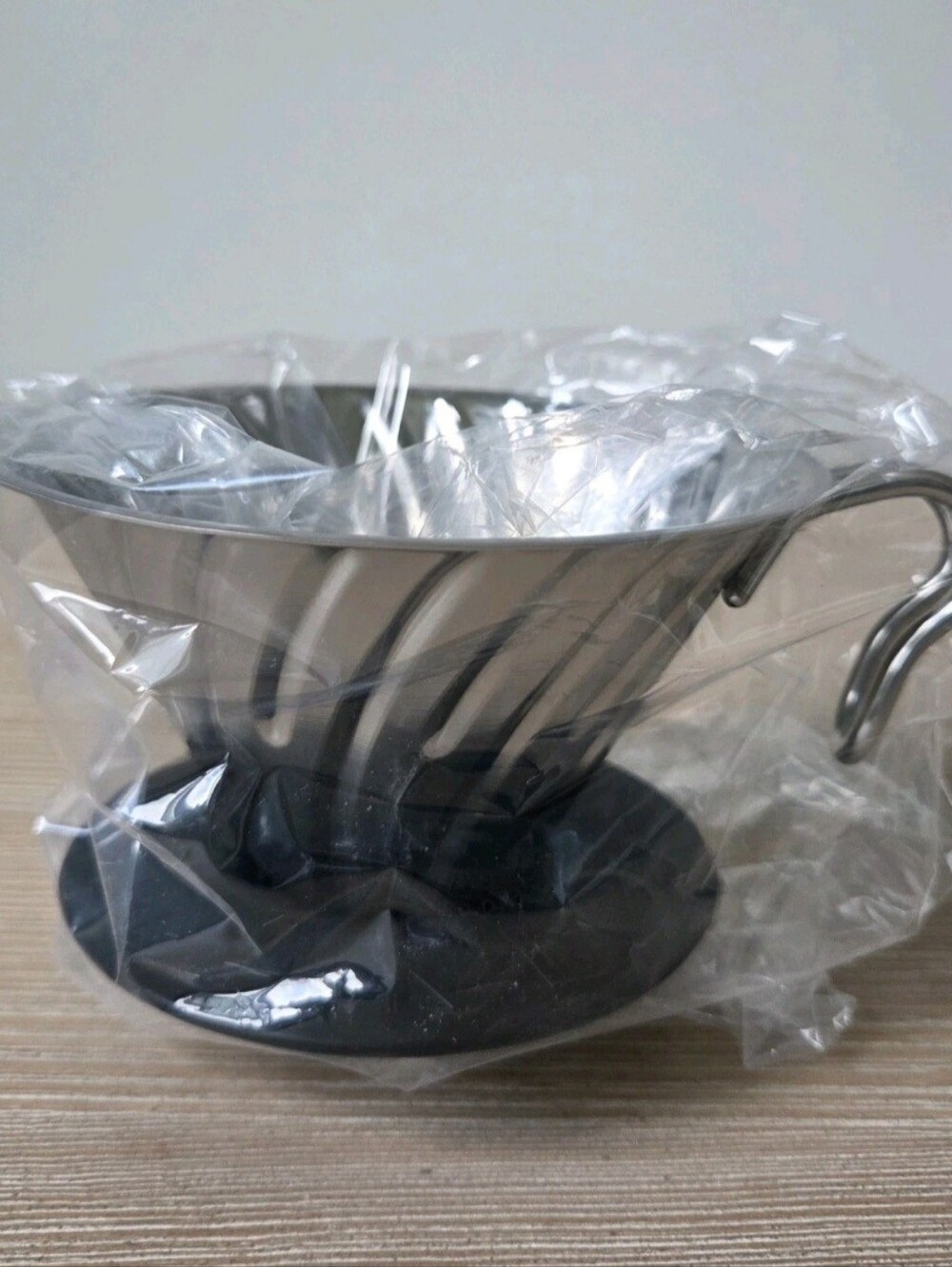 Hario V60 Metal Coffee Dripper 01 Pour Over Coffee Set with 100 Filters - Picture 3 of 4